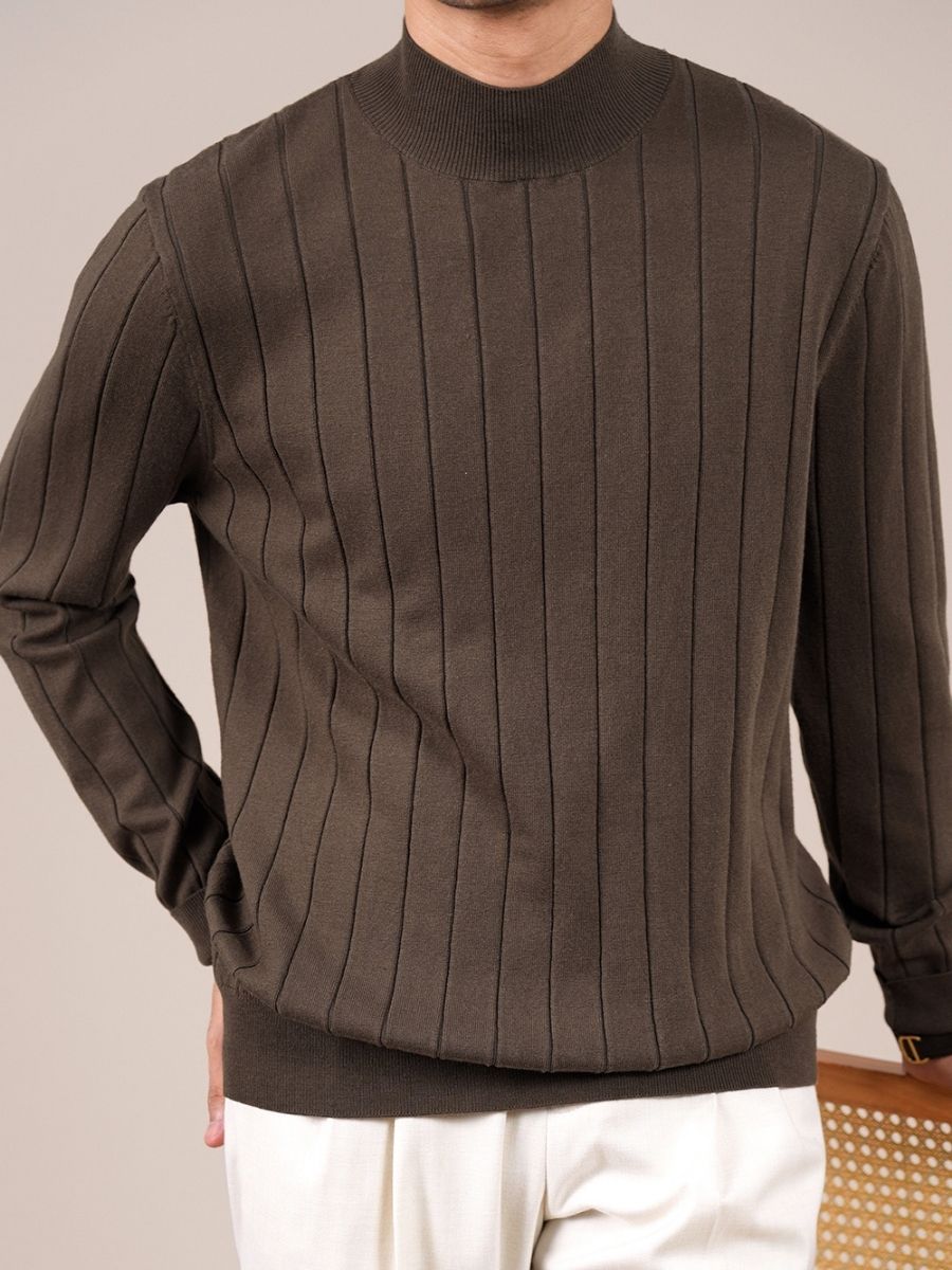 Man wearing brown ribbed mock neck sweater with long sleeves and white pants